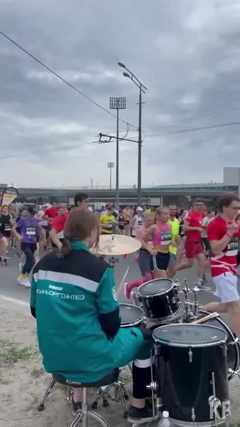 «Казаньоргсинтез» поддержал участников Казанского марафона барабанным сетом