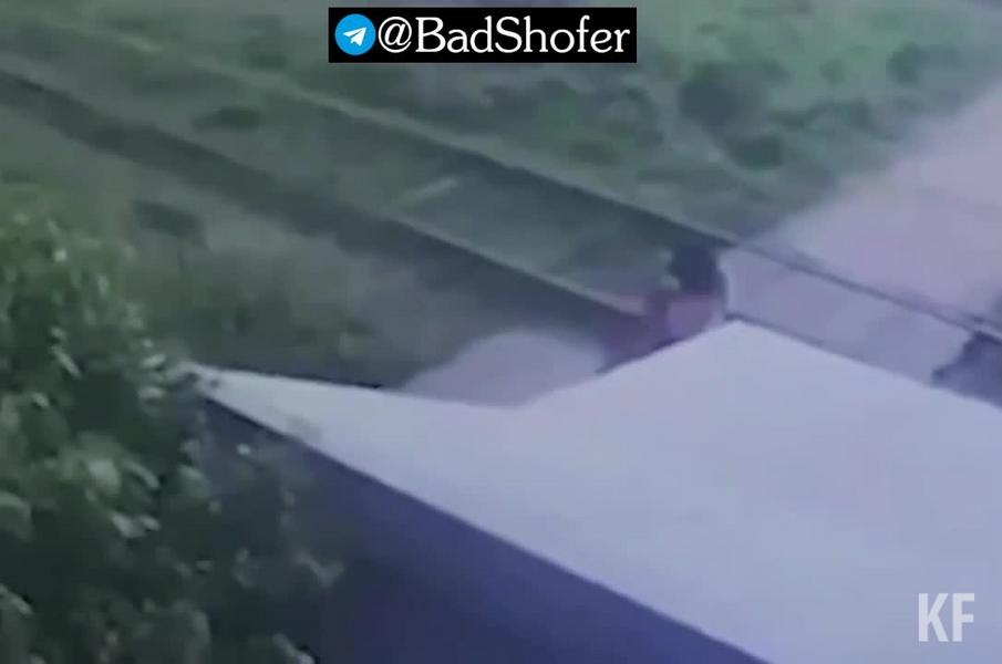 В Подмосковье попало на видео спасение девушки из-под колес поезда