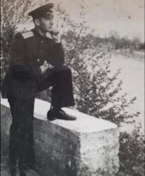 «Вжался в землю и ждал, что вот-вот прошьёт пулей» «Вжался в землю и ждал, что вот-вот прошьёт пулей»