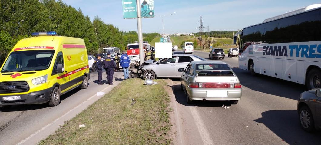 В Нижнекамске 23-летний парень на Toyota устроил массовую аварию на Соболековской дороге