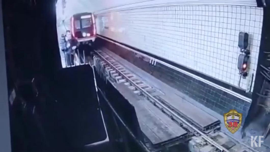 В Москве мужчина спрыгнул на рельсы и пошел в тоннель, чтобы покурить