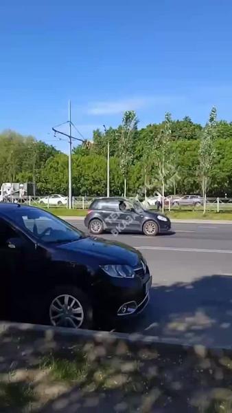 В Казани встали все трамваи: люди ищут пешком вдоль путей