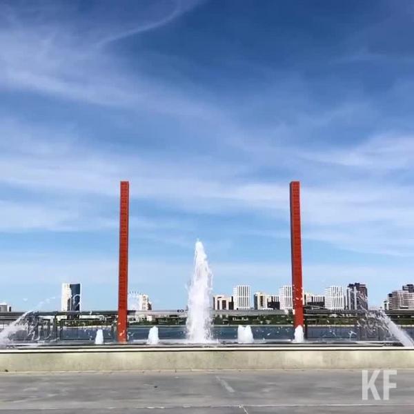 На Кремлевской набережной Казани запустили фонтаны: шесть маленьких и один большой