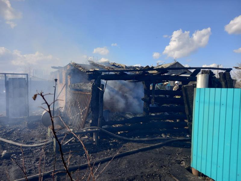 В Нижнекамском районе на 80 «квадратах» горела постройка