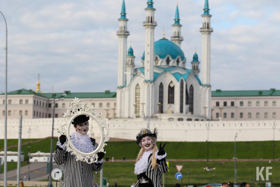 Под стенами казанского Кремля разыграли партию с живыми шахматами