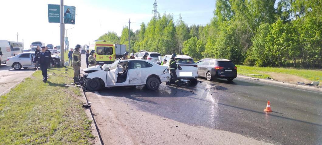 В Нижнекамске 23-летний парень на Toyota устроил массовую аварию на Соболековской дороге