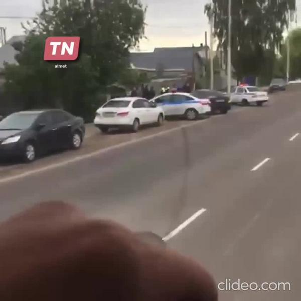 В Татарстане иномарка на большой скорости протаранила жилой дом