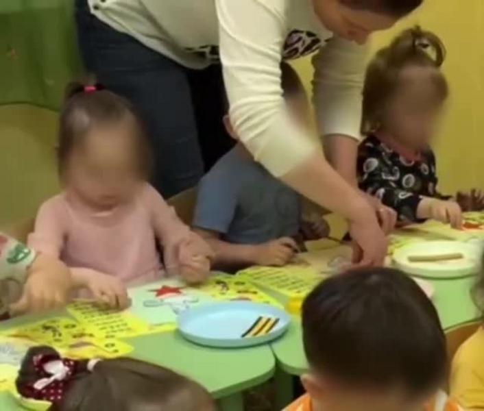 Видео с бьющей ребенка воспитательницей в Казани вызвало возмущение в соцсетях