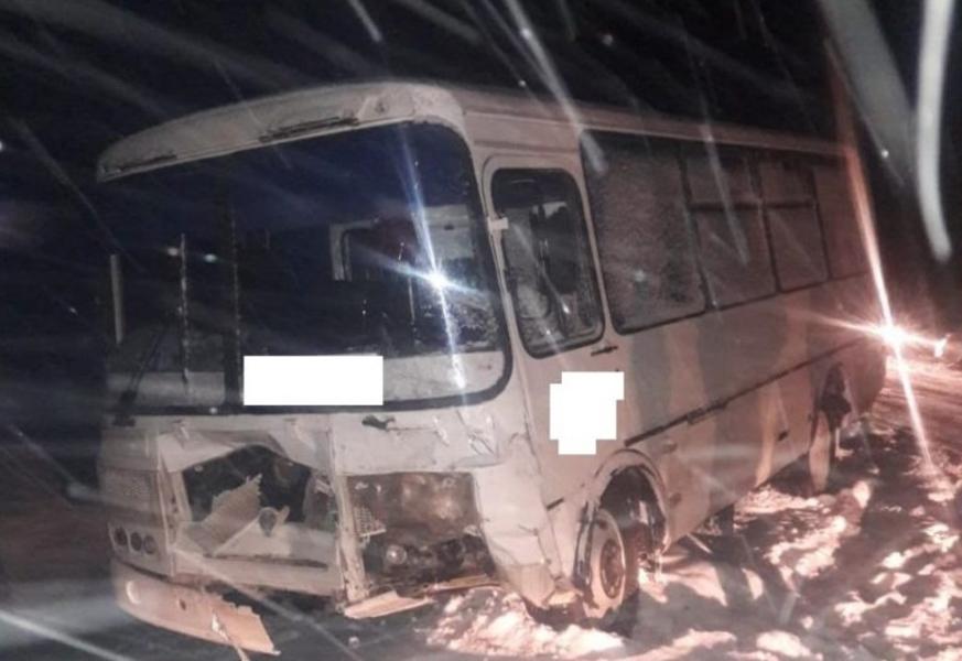 В Альметьевском районе лихач на «Гранте» врезался в автобус