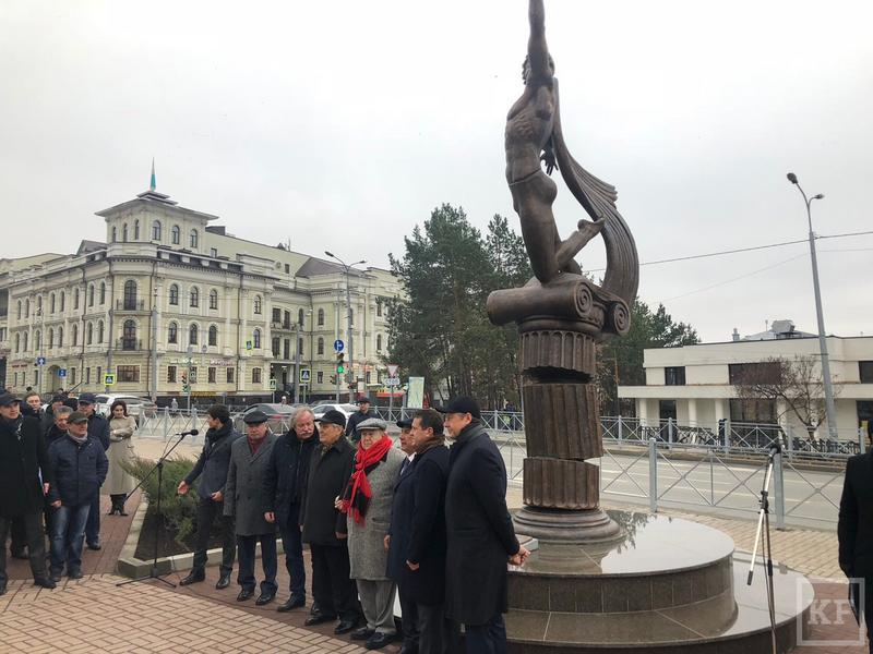 ​В Казани открыли памятник Рудольфу Нуриеву