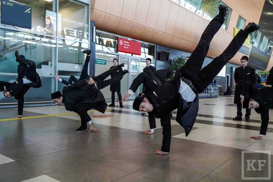 Тукаи, Шурале и Су анасы угощали чак-чаком и танцевали брейк в казанском аэропорту