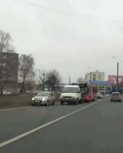 В Казани спасавшая пассажиров женщина-водитель автобуса врезалась в автовышку