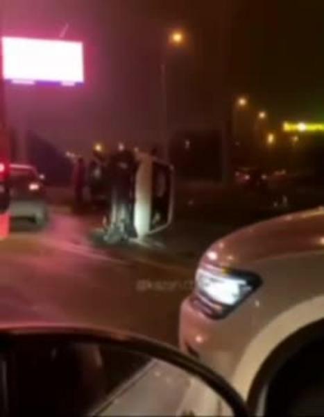 В результате массового ДТП в Казани перевернулась машина, последствия попали на видео