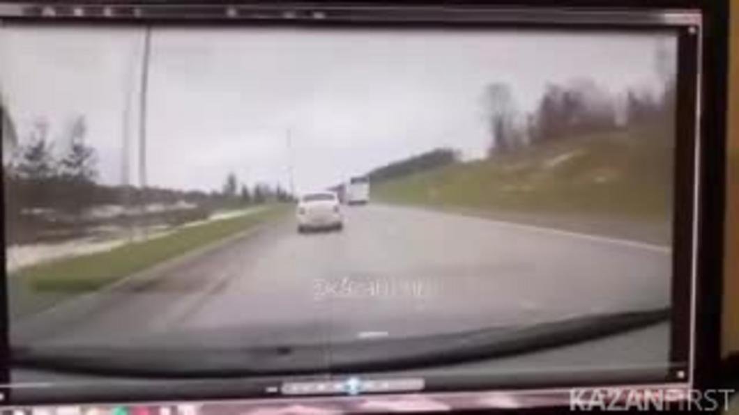 На видео попал воздушный кульбит иномарки на трассе в Казани