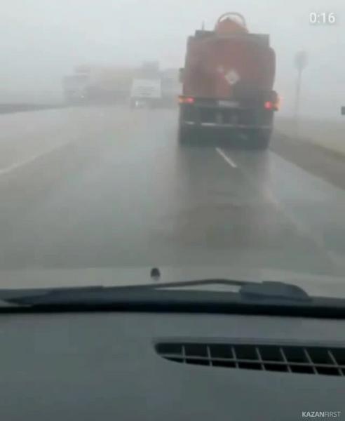 В Татарстане на трассе три грузовика столкнулись, не разглядев друг друга в тумане