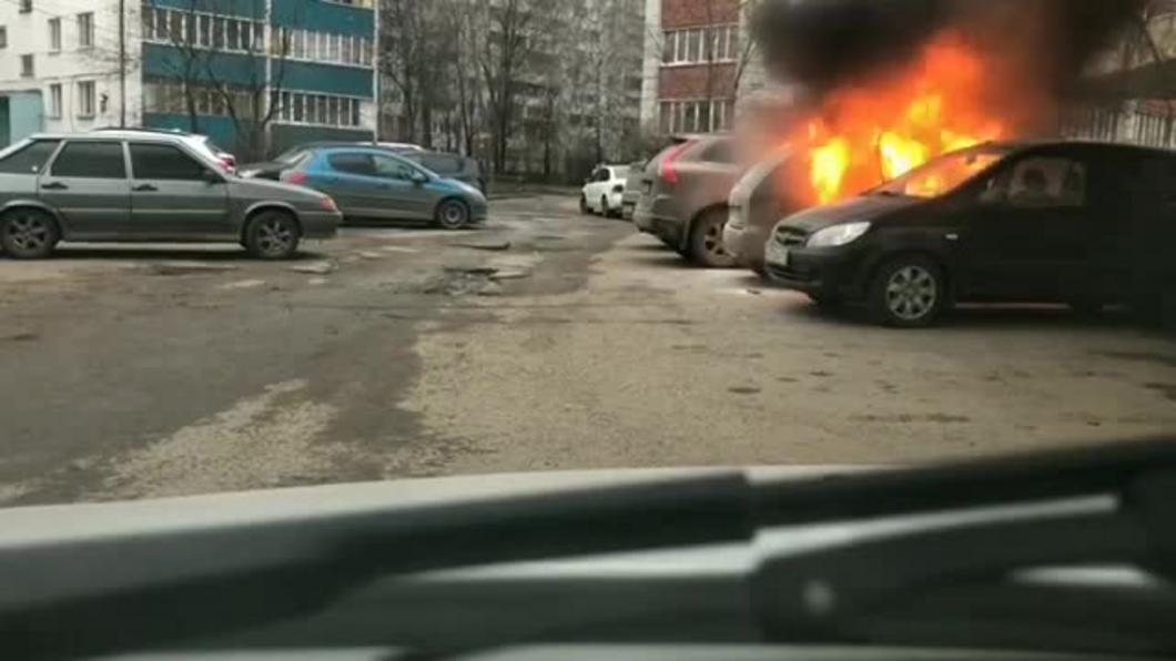 В Казани на проспекте Победы сгорела Лада Калина: никто не пытался её потушить