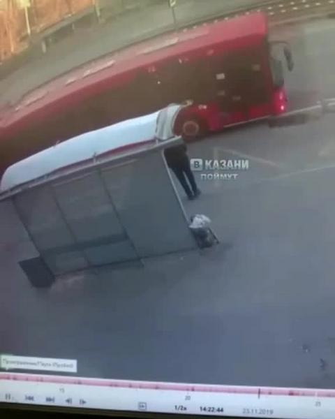 В Казани пассажир выпал из автобуса, а водитель поехал дальше