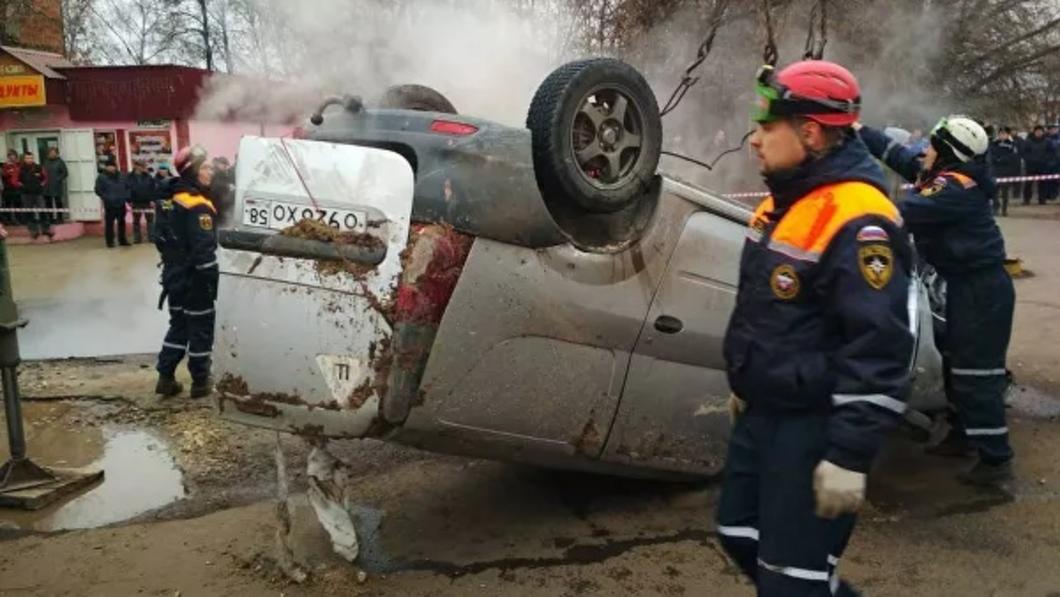 В Пензе машина провалилась в яму с кипятком, водитель и пассажир сварились заживо