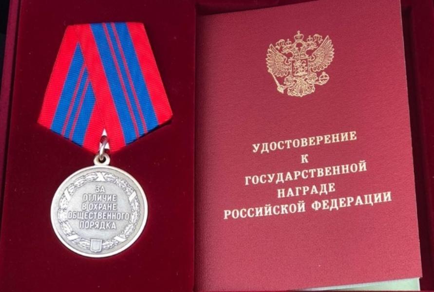 Обезвредивший парня с ножом нижнекамский полицейский получил медаль