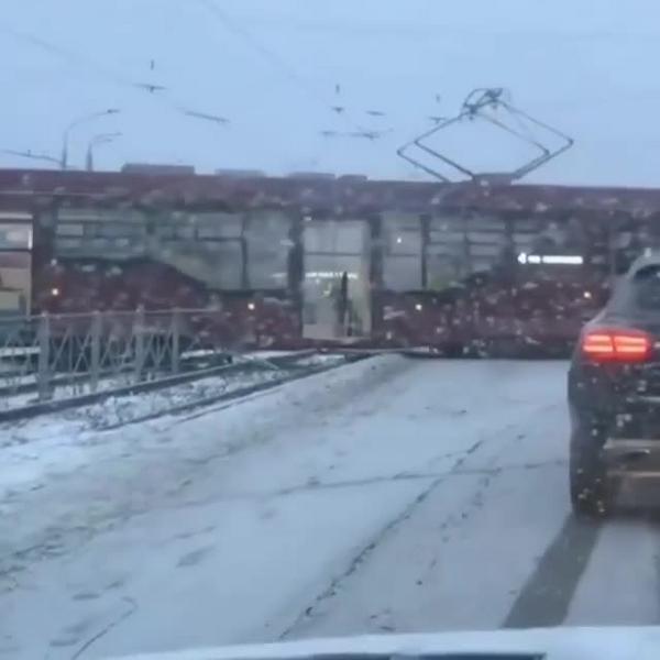 Трамвай сошел с рельсов на улице Гвардейской в Казани и создал пробку
