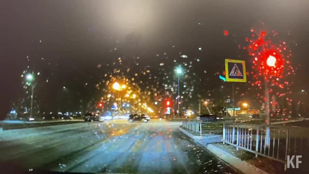 В Челнах ищут автолюбителя, который проскочил на «красный» и сбил женщину