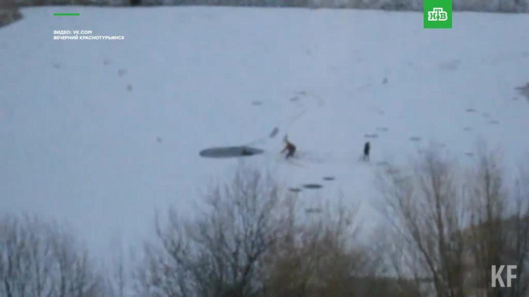 Спасение провалившегося под лед школьника в Свердловской области попало на видео