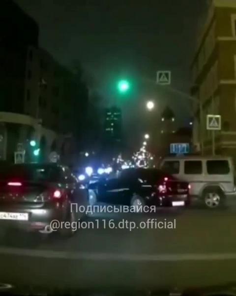 В Казани «Гелендваген» протаранил легковушку, проехав на «красный» В Казани «Гелендваген» протаранил легковушку, проехав на «красный»