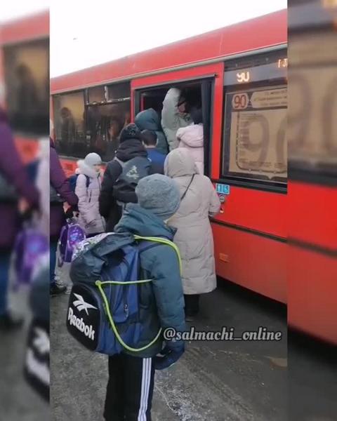 Перевозчики Казани винят в давке школьников в автобусе №90 утренние пробки