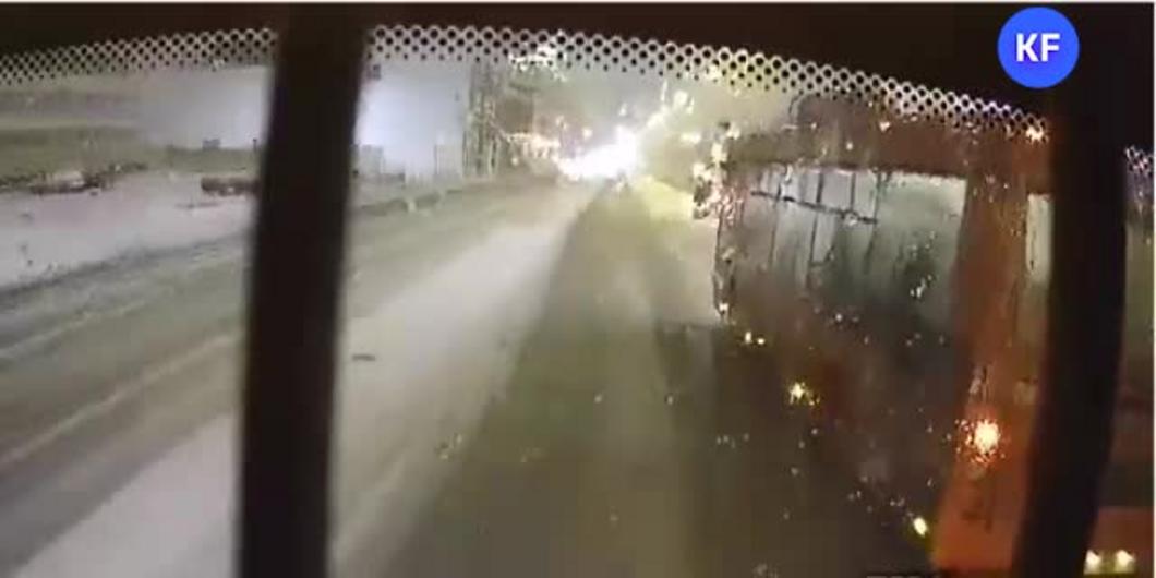 Момент смертельного наезда автобуса на 23-летнюю девушку попал на видео