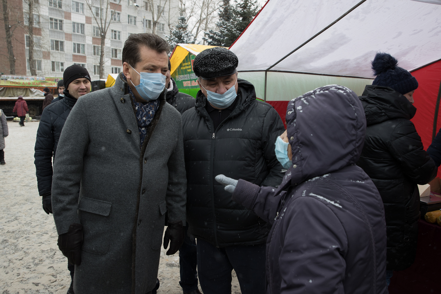 Метшин проконтролировал организацию сельхозярмарок в Казани и пообщался с фермерами