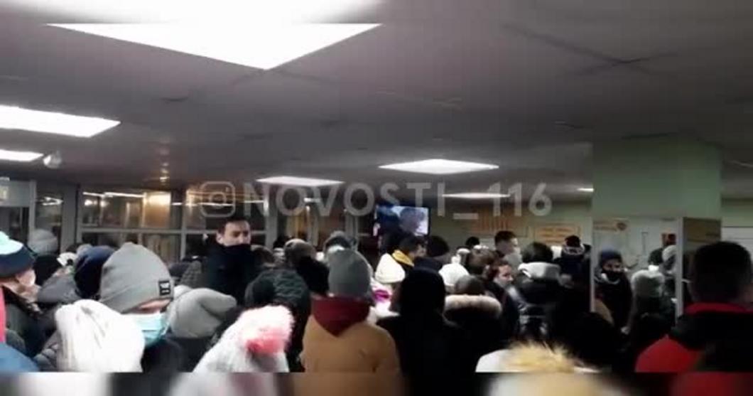 В Казани на стадионе «Трудовые резервы» засняли огромную очередь за коньками