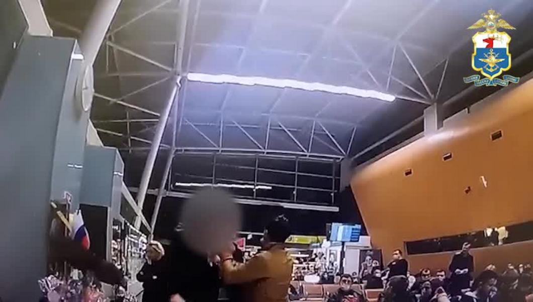 Дебоширу из Петербурга грозит до семи лет тюрьмы за драку в казанском аэропорту Дебоширу из Петербурга грозит до семи лет тюрьмы за драку в казанском аэропорту