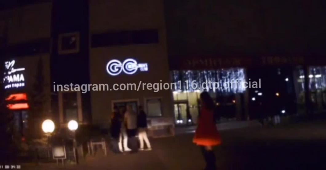 Видео: в Казани дебошир в прыжке пробил ногой лобовое стекло автомобиля