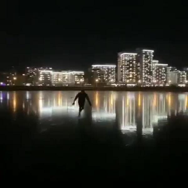 Казанский блогер устроил мото-гонку по тонкому льду на Лебяжьих озерах Казанский блогер устроил мото-гонку по тонкому льду на Лебяжьих озерах