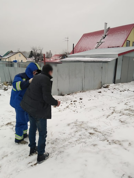 В Казани спасатели дважды за сутки извлекали упавших в овраг и подвал людей