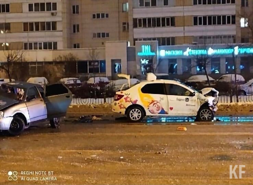 На Чистопольской в Казани уходящая от погони «Приора» лоб в лоб столкнулась с машиной «Яндекс Такси»