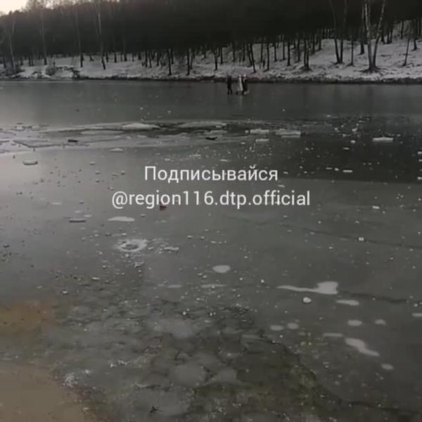 Казанских школьников заметили гуляющими по полузамерзшему льду озера