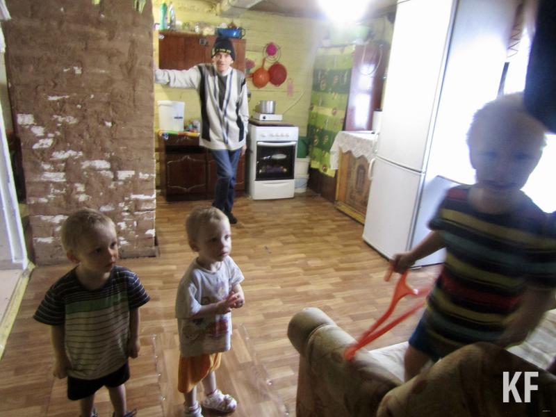 Многодетной семье, которую выгоняют на улицу родственники, глава Тукаевского района пообещал квартиру