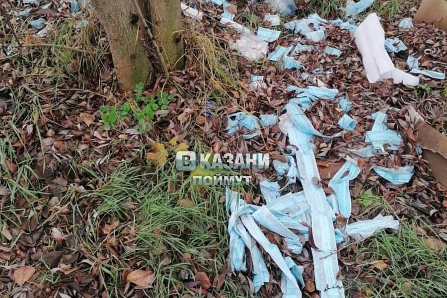 Казанцы обеспокоены свалкой медицинских масок на улице Кадышевская