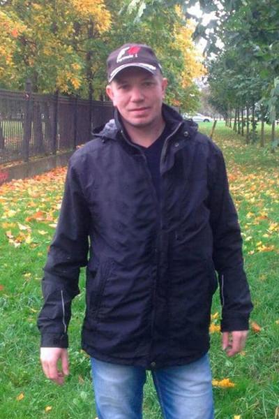 Петербуржец заперся в квартире с шестью детьми, угрожая убить их топором за измену жены