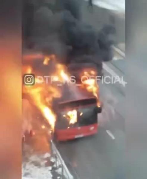 Момент тушения полыхающего в Казани автобуса попал на видео