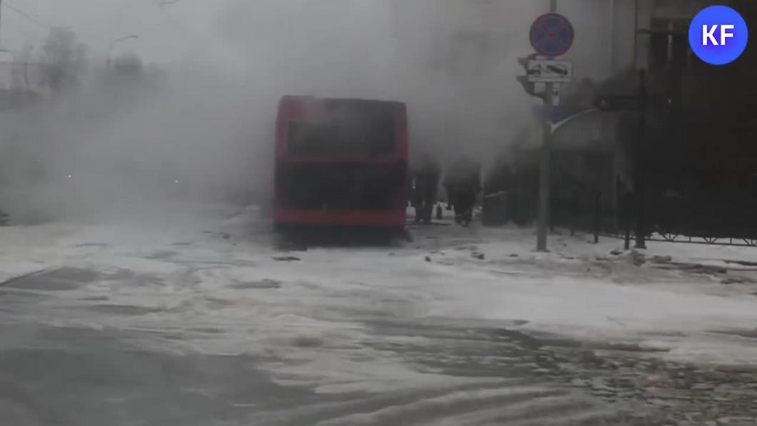 На перекрестке в Казани сгорел маршрутный автобус