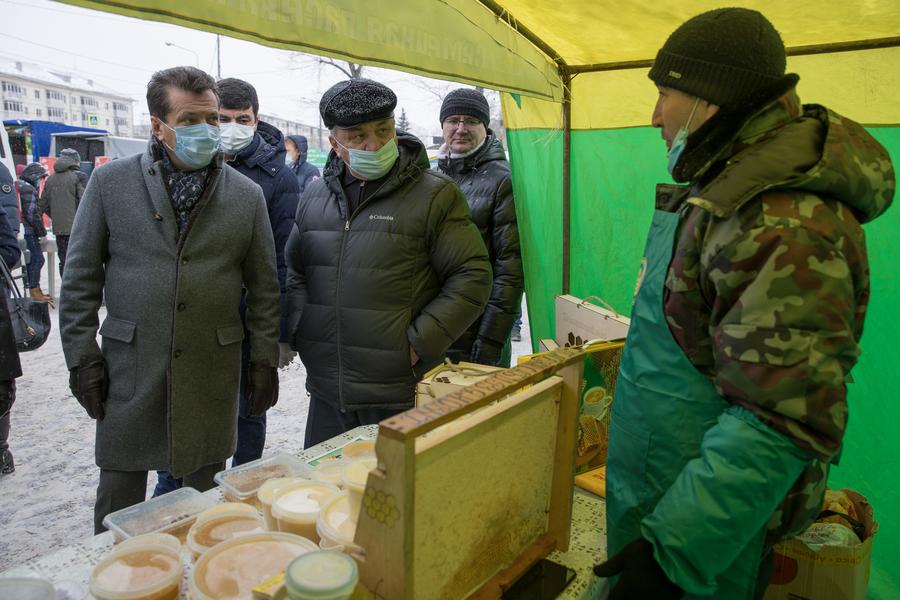 Метшин проконтролировал организацию сельхозярмарок в Казани и пообщался с фермерами