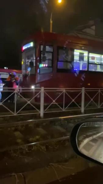 Опубликовано видео наезда трамвая на пенсионерку: водитель заметил женщину в последний момент
