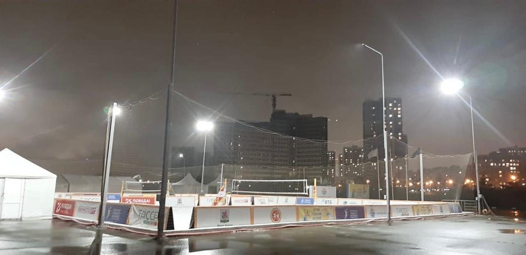 Спортивный пляж Казани стал полностью освещенным и доступным для тренировок вечером