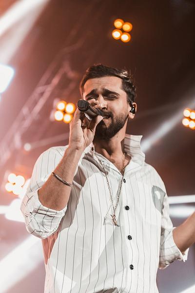 Танцы, сидя в партере: на концерт Jony Elman Andro в Казани пришло около 3 тысяч человек