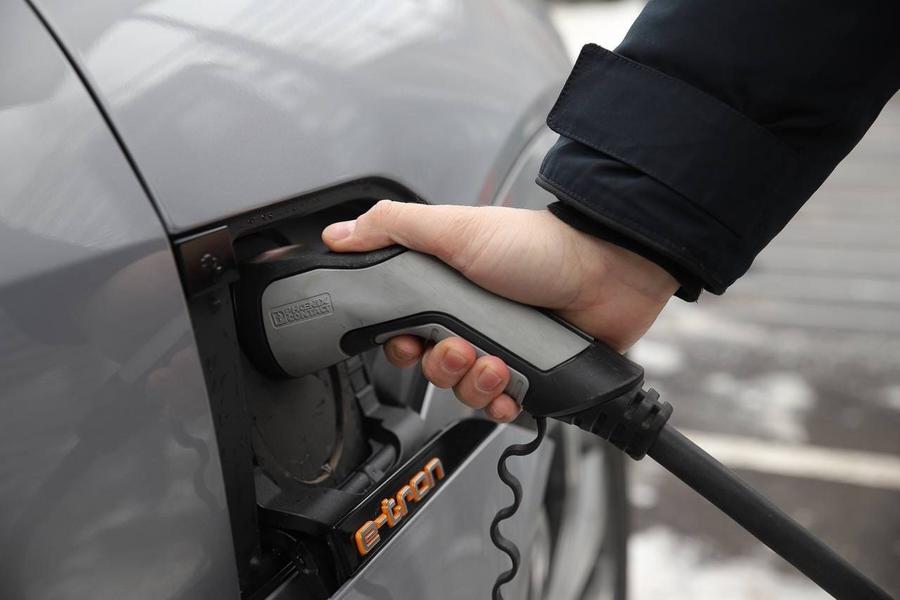 Первую дворовую зарядную станцию для электромобилей установили в Московском районе Казани Первую дворовую зарядную станцию для электромобилей установили в Московском районе Казани