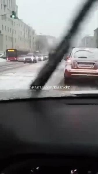 В Казани под машину попала девушка, переходившая дорогу по пешеходке на зеленый сигнал светофора