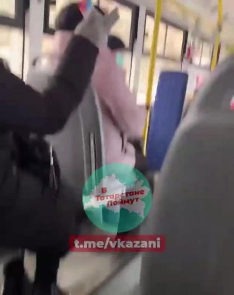«Не я эти QR-коды ввел»: на видео попало жестка перепалка пассажира и кондуктора в казанском автобусе
