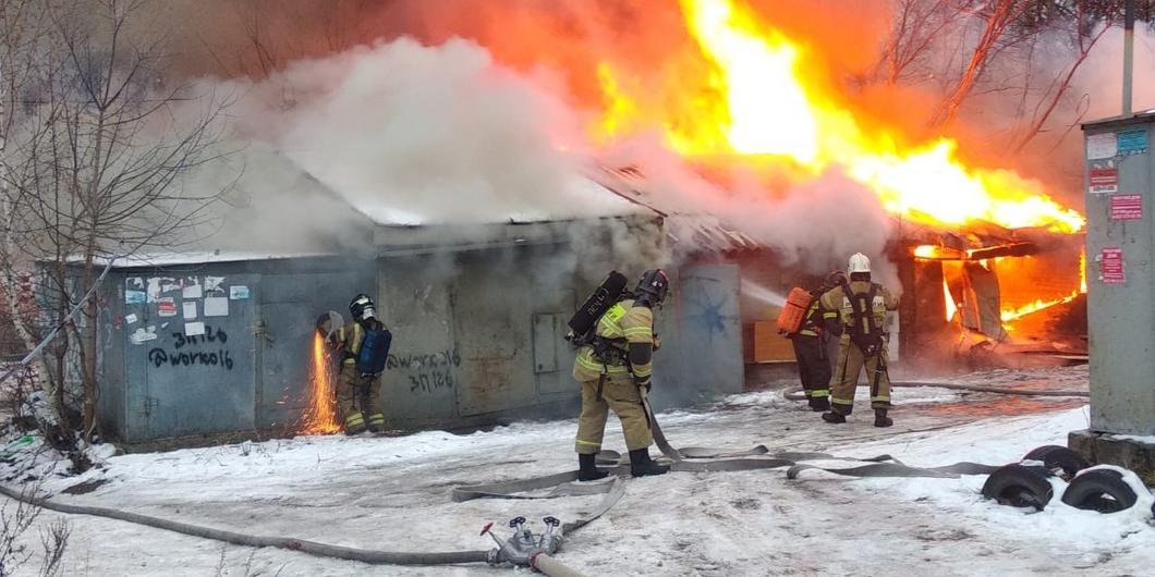 В Казани заполыхали заброшенные гаражи